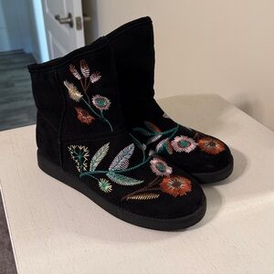 Indigo Rd Women’s Ahoy Black Ankle Boots with Floral Embroidery / Size 10 / NWOT